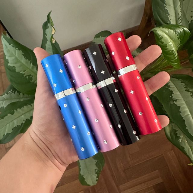 Taser labial con linterna